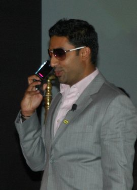 INDIA-BOLLYWOOD-ACTOR-ABHISHEK-BACHCHAN-IDEA-CELLULAR-LAUNCH