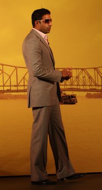 INDIA-BOLLYWOOD-ACTOR-ABHISHEK-BACHCHAN-IDEA-CELLULAR-LAUNCH