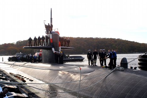 Sailors aboard the Los Angeles-class fast attack submarine USS Memphis (SSN 691), work together to moor their submarine.