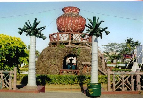 The concrete jar where the legend of the city's name has been immortalized.