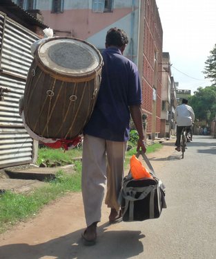 INDIA-DRUMMER-RETURN-HOMEIndia Drummer Return Home at Burdwan in Eastern India ----- WN/BHASKAR MALLICK