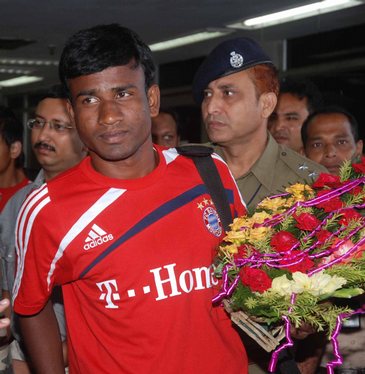 INDIA-LALGRAH-FOOTBALLER-RETURN-HOMEIndia Lalgrah Football Players return home at Kolkata in Eastern India City ----- WN/BHASKAR MALLICK