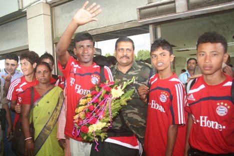 INDIA-LALGRAH-FOOTBALLER-RETURN-HOMEIndia Lalgrah Football Players return home at Kolkata in Eastern India City ----- WN/BHASKAR MALLICK