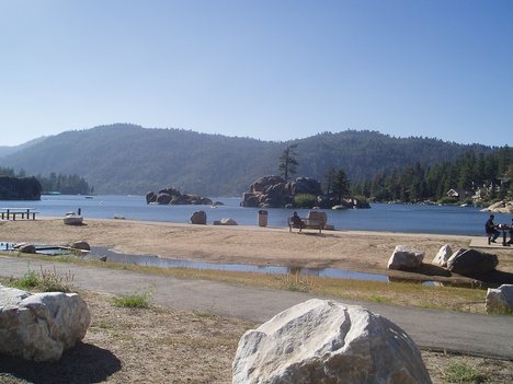 View from Boulder Bay Park According to the National Weather Service, the warmest month at Big Bear is July, when the average high is 80.7°F (27.1°C) and the average low is 47.1°F (8.4°C). The coolest month is January, with an average high of 47.1°F (8.4°C) and an average low of 20.7°F (-6.3°C).