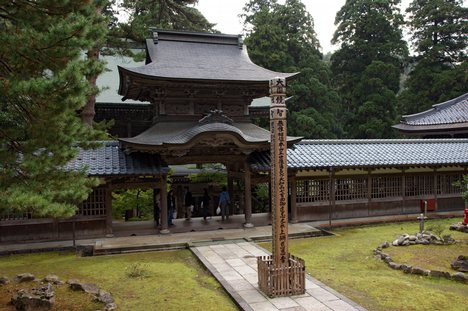 Central gate at Eiheiji. The early beginnings of the Sōtō sect in Japan are traced back to 1227, the date in which Dōgen returned to Japan after studying Ch'an in China and settled at Kenninji in Kyoto. In China Dogen had received Dharma transmission from Tiantong Rujing at the same monastery that Hongzhi Zhengjue was once abbot—Hongzhi being an individual whose own writings on