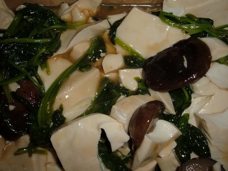 Tofu with spinach and mushrooms