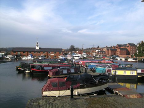 Upper basin at tour port-on-Severn. The area around the basin underwent major restoration 2007-2009. The confluence of Smestow and tour is paralleled closely by the junction of the Staffordshire and Worcestershire with the tour bridge Canal, which descends through the tour valley to Stourton.