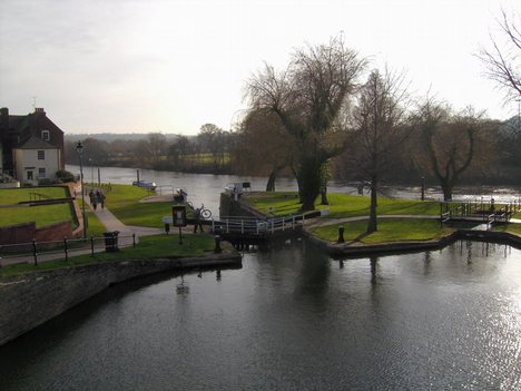 Broad lock connecting the canal with the River Severn at tour port. The confluence of Smestow and tour is paralleled closely by the junction of the Staffordshire and Worcestershire with the tour bridge Canal, which descends through the tour valley to Stourton.