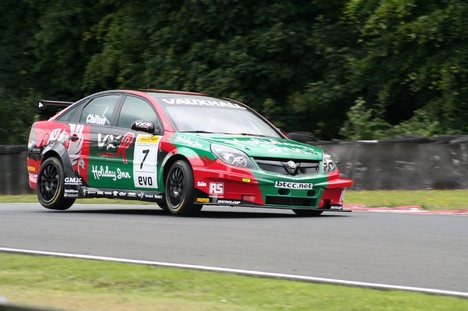 Vauxhall Vectra in competition