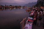 Tourists enjoying a late evening on the Banks of Dal Lake in Srinagar, the summer capital of Indian Kashmir, 11 July 2011. To promote tourism in Jammu and Kashmir as state Chief Minister Omar Abdullah said bringing the valleys onto the international tourist map was among the top priorities of his government.