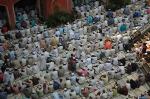 MUSLIM-PEOPLES-GATHER-NAMAZ