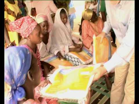 MaximsNewsNetwork: UNICEF's ANTHONY LAKE in SENEGAL with HEALTH WORKERS