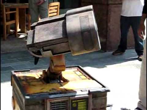 REAL Wall-E in DisneyLand!