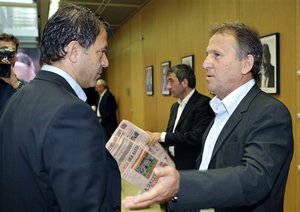  Fenerbahce coach Zico, right, speaks with Olympiakos coach Panagiotis Lemonis, left, during the 9th Elite Coaches Forum, at the UEFA Headquarters in Nyon, Switzerland, Friday, Sept. 7, 2007.(mj1) 