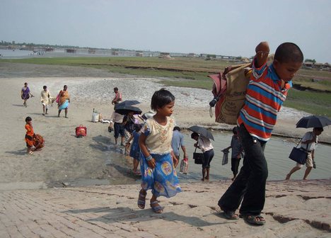 INDIA-VILLAGER-LEAVE-HOME