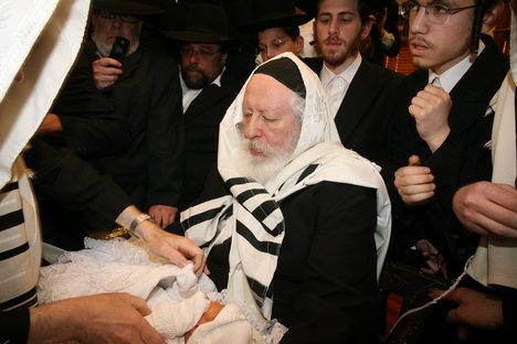 Yaakov Aryeh Alter as Sandek