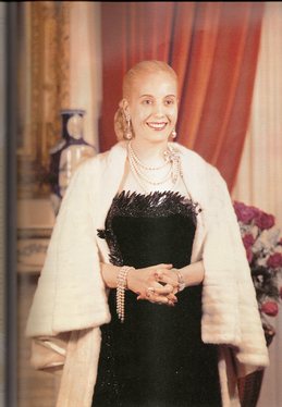 Eva Perón vestida lujosamente.