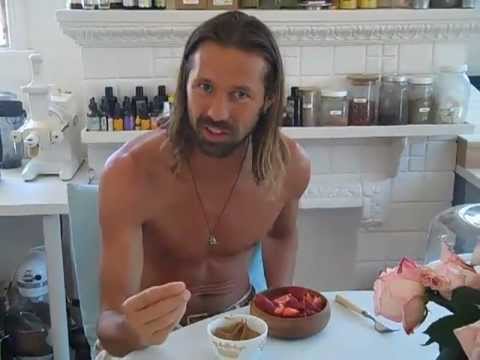 60 SECONDS TO RAW FOOD - STRAWBERRIES DIPPED IN BROWN SUGAR