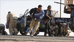 Anti-Gaddafi forces take cover at Bani Walid, 18 Sept