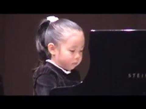 pianist (5years old girl)：Bach Gigue