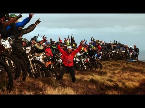 Gee Atherton vs 400 mountain bikers - Red Bull Foxhunt - Downhill MTB race