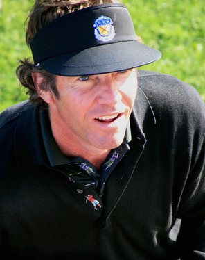 Quaid golfing in 2006.