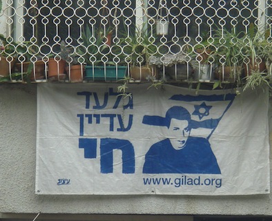 "Gilad Shalit  Lives" (Photo: Hans Kundnani/flickr)