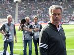 Fussball, Saison 2011/2012, Testspiel, Hertha BSC - Real Madrid, Mittwoch (27.07.11), Olympiastadion, Berlin: Madrids Trainer Jose Mourinho (r.) blickt zur Seite. +++ dapd-Abonnenten erhalten dieses dapd-Sportfoto als Test ueber den aktuellen Dienst ohne Zusatzkosten nur zur aktuellen Nutzung. Der gesamte dapd Sportdienst ist ueber den dapd newsplaner nutzbar. Die kostenlose Freischaltung kann unter www.newsplaner.de beantragt werden