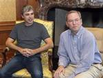 Google-Geschaeftsfuehrer Eric Schmidt (rechts) und Google-Mitbegruender Larry Page sitzen bei einem Pressetermin in Sun Valley, Idaho, USA, nebeneinander (Foto vom 08.07.10).