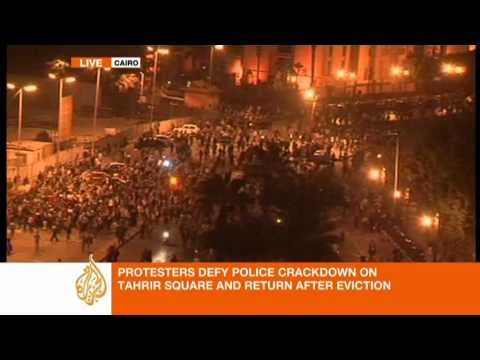 Protesters defy police crackdown on Cairo's Tahrir Square