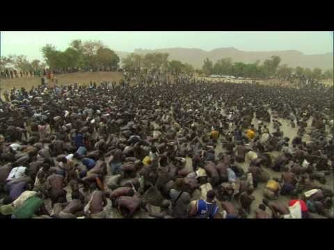 Thousands of fishermen empty lake in minutes - Human Planet: Deserts, preview - BBC One