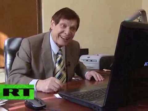 'Trololo Man' Eduard Khil online now! Skype song session with fans