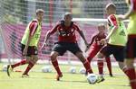 Fussball, 1. Bundesliga, Saison 2011/2012, Training FC Bayern Muenchen, Sonntag (17.07.11), Trainingsgelaende an der Saebener Strasse, Muenchen: Neuzugang Jerome Boateng (M.) spielt gegen Arjen Robben (r.). +++ Sie erhalten dieses dapd-Sportfoto als kostenlosen Test. Der gesamte dapd Sportdienst ist ueber den dapd newsplaner nutzbar. Die kostenlose Freischaltung kann unter newsplaner.de beantragt werden