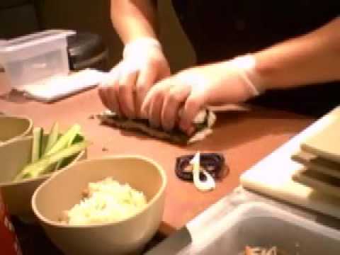 Sushi how-to: Make a spicy tuna roll