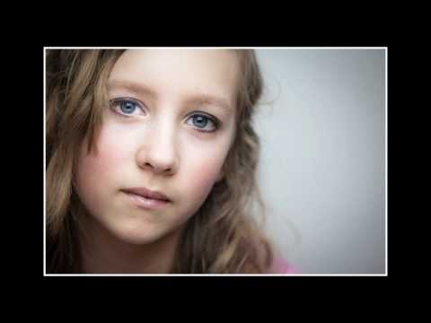 Shallow DOF portraits in the studio using continuous lighting