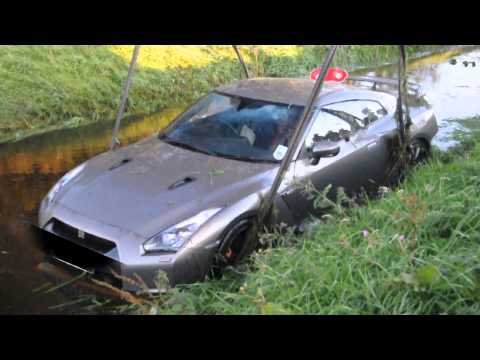 Nissan GTR crashed into the water!