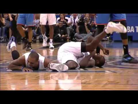 Jason Richardson falls on Jameer Nelson