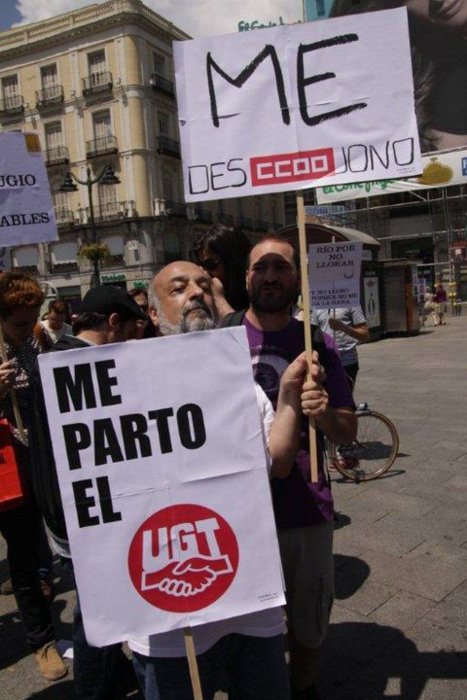 Pancarta protesta mencionando a UGT y CCOO