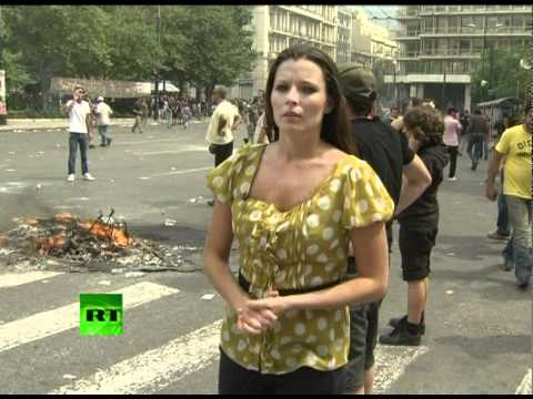 RT crew caught in Athens tear gas chaos, slammed by Greek rioters