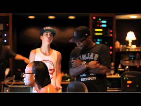 Under The Mistletoe Webisode - Boyz 2 Men and Justin in the Studio (FALALA)