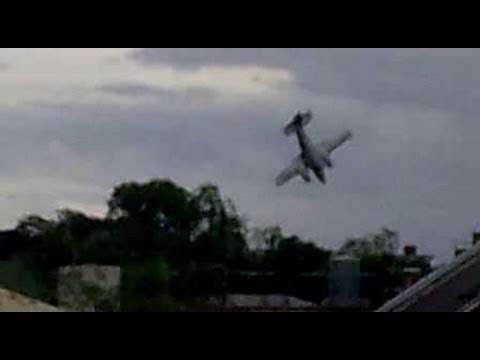 GMA News: YouScooper captures chilling video of Parañaque plane crash (December 10, 2011)