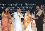 The President, Smt. Pratibha Devisingh Patil presenting the Dada Saheb Phalke Award for the year 2005 to the legendary filmmaker Shri Shyam Benegal for outstanding contribution for the growth and development of Indian Cinema at the 53rd National Film Awards function, in New Delhi on September 14, 2007. The Union Minister for Information & Broadcasting and Parliamentary Affairs, Shri Priyaranjan Dasmunsi and the Director, DFF, Smt. Neelam Kapur are also seen.