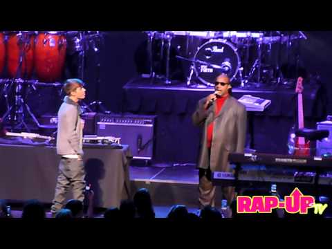 Justin Bieber and Stevie Wonder Perform 'Someday at Christmas'