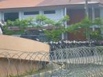 Police put up barbed wire around the courtyard of the building Batam mayor on November 24,2011