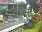 Police put up barbed wire around the courtyard of the building Batam mayor on November 24,2011