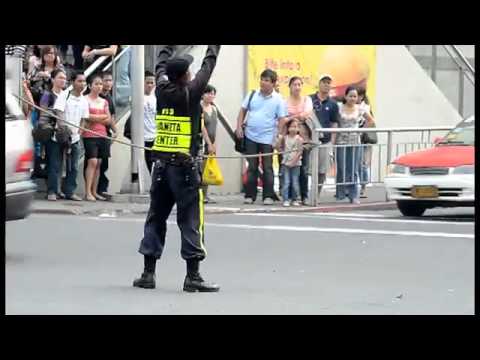 Filipino Traffic Cop Doing His Job Like A Boss: Dances To Billie Jean On The Job [Funny Video]