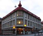 This landshövdingehus at Allmännavägen 11 in Majorna was built in 1894. The original detailing is largely intact, although the windows were exchanged during a renovation in 1982.