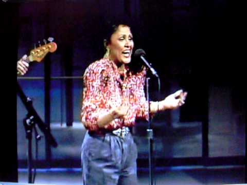 Darlene Love sings 