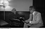 Bundesarchiv Bild 183-1989-0920-032, Miep Gies, Begegnung mit Egon Krenz