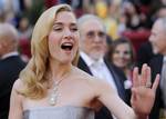 ARCHIV - Schauspielerin Kate Winslet trifft am 7. Maerz 2010 zur Oscar Gala in Los Angeles ein. Kate Winslet steht in der Rangliste prominenter Frauen mit natuerlicher Ausstrahlung auf Platz eins. Bei einer repraesentativen Forsa-Umfrage fuer die Zeitschrift 